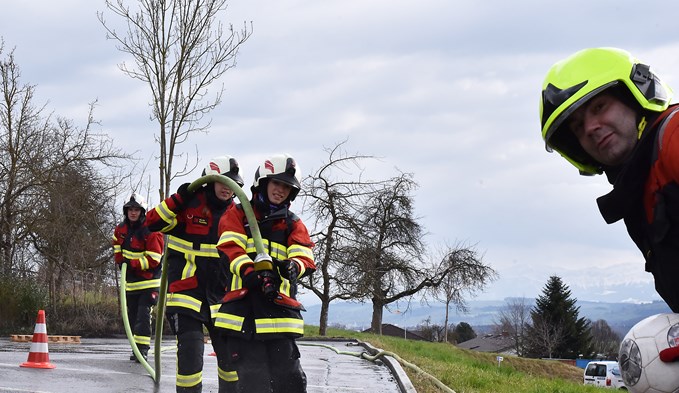 Natascha Jaussi (vorne mit dem Schlauch) von der Feuerwehr Oberer Sempachersee übte.   (Foto Thomas Stillhart)