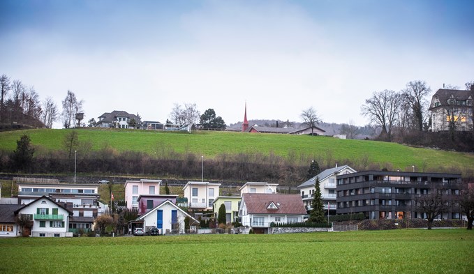 Das Gebiet Rebacker oberhalb der Kantonsstrasse in Büron bleibt vorerst eine grüne Wiese.  (Foto Thomas Stillhart)