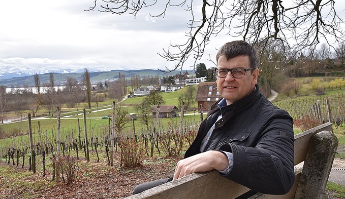 Romeo Venetz auf einem Bänkli bei der Kapelle Mariazell mit Ausblick auf See und Berge. Seit fünf Jahren ist er Präsident des Quartiervereins Mariazell.  (Foto Daniel Zumbühl)
