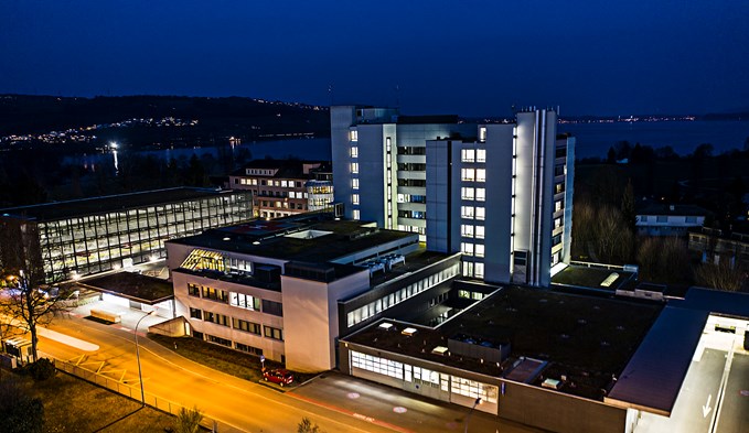 Das Luzerner Kantonsspital Sursee bei Nacht (Symbolbild).  (Foto Suwo)