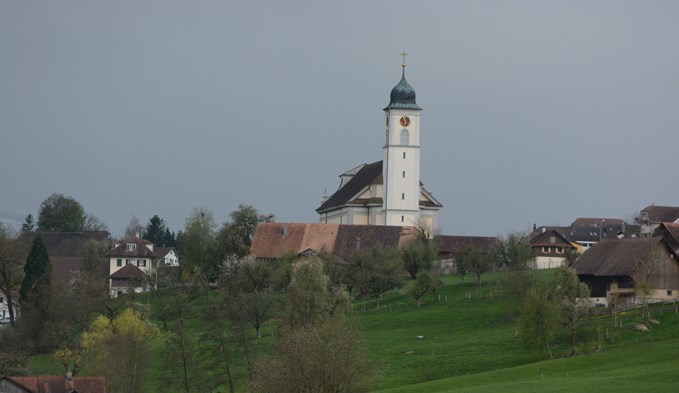 Knutwil mit der Pfarrkirche St. Bartholomäus.  (Foto sti/archiv)