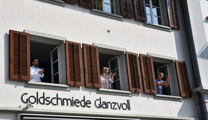 Am Freitagmittag, 13.30 Uhr, öffneten viele Schweizerinnen und Schweizer ihre Fenster und applaudierten dem Gesundheitspersonal.  (Foto Thomas Stillhart)