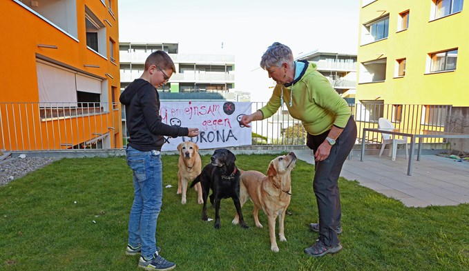 In der Surseer Haselwart greift die Nachbarschaftshilfe: Luitgardis Sonderegger (rechts) koordiniert die Unterstützung im Quartier, darunter auch das Ausführen von Hunden. (Foto Ana Birchler-Cruz)