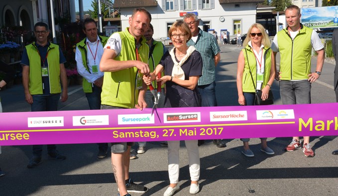 Am 27. Mai 2017 startete Stadträtin Heidi Schilliger und Patrik Bräuchi, Präsident Gewerbe Region Sursee, die 1. Marktmeile in Sursee.  (Foto suwo/archiv)