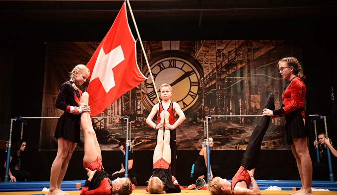 Der STV Büron präsentierte sich im November 2019 an seinem Turnerabend mit der Schweizer Fahne.  (Foto Fabian Zumbühl/archiv)
