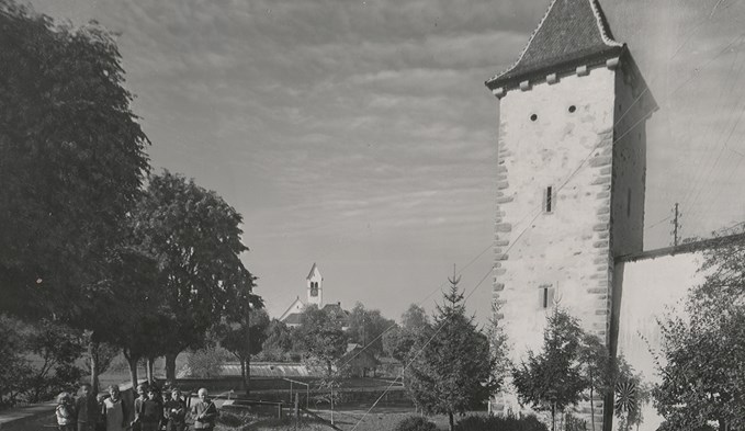 Blick auf den Diebenturm (rechts) und im Hintergrund den Turm der reformierten Pfarrkirche von 1912/13. (Foto Stadtarchiv)