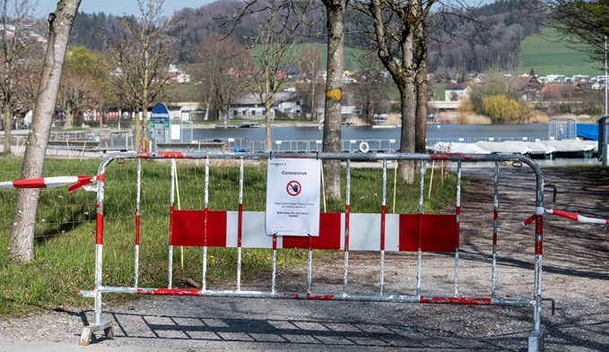Ab Samstag, 4. April, sperrte die Stadt Sursee die Zugangswege zum See. (Foto Fabian Zumbühl)
