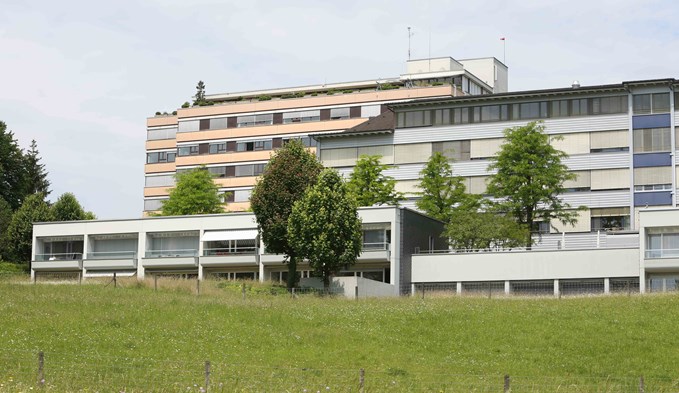 Der Neubau des Luzerner Kantonsspitals Sursee wirkt sich auf den benachbarten Seeblick (rechts) aus. (Foto Ana Birchler-Cruz/Archiv)