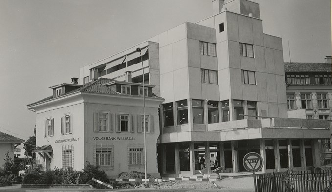 An der Bahnhofstrasse war 1971 Alt und Neu nebeneinander.  (Foto Stadtarchiv Sursee)