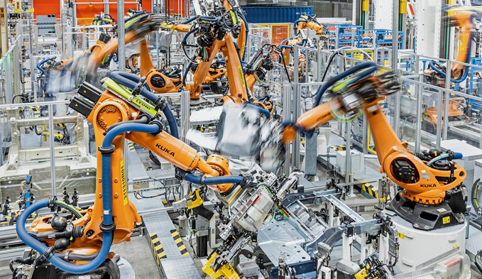 In Autofabriken sind Industrieroboter längst Realität. Auch in anderen Wirtschaftszweige würden Menschen bald von Maschinen und künstlicher Intelligenz ersetzt, prophezeit Sozialethiker Peter Kirchschläger. (Foto Keystone)