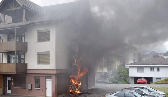 In Oberkirch geriet ein Fahrzeug in einer Garage in Brand. (Foto Luzerner Polizei.)