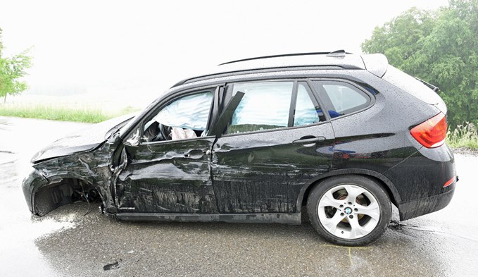 Ein Auto wurde von einem Lieferwagen gestreift.  (Foto zvg)
