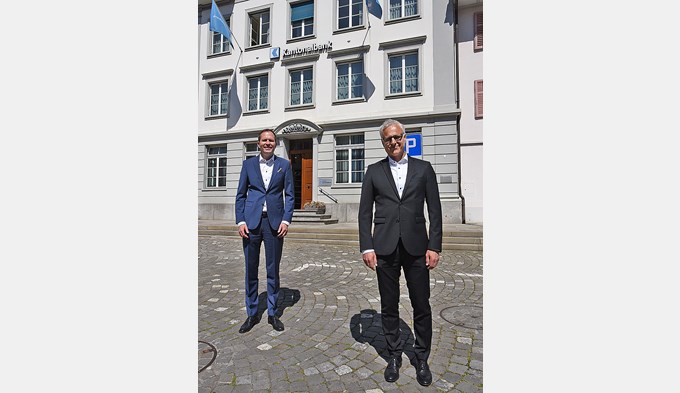 Heinz Siegrist (rechts) ist neuer Geschäftsstellenleiter der Luzerner Kantonalbank in der Surseer Oberstadt. Der bisherige Regionaldirektor Sursee, Urs Birrer, leitet den neu geschaffenen Marktbereich Luzern Nord. (Foto Daniel Zumbühl)