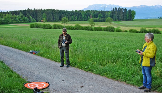 Beim Start der Drohne gilt es für Werner Rütimann und Heidi Frey genügend Abstand einzuhalten.  (Foto Ramon Wolf)