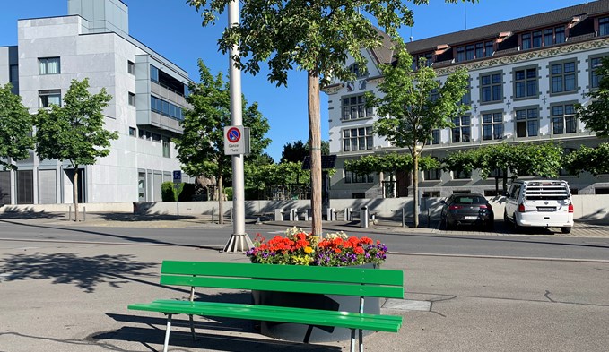 Die Bänke auf dem Martigny-Platz bieten wieder Platz fürs Innehalten.  (Foto Thomas Stillhart)