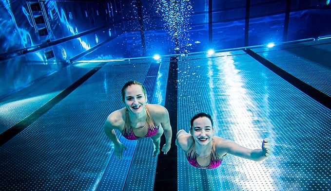 Vivienne Koch und Joelle Peschl machen auch unter Wasser eine gute Figur. (Foto zvg)