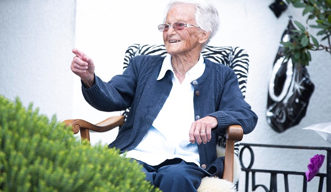 Emma Marti freute sich an ihrem 100. Geburtstag über die zahlreichen Gratulanten.   (Foto Thomas Stillhart)