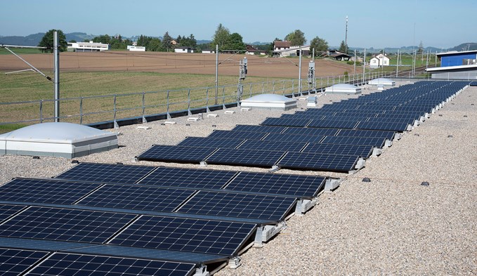 Auf dem Dach ist eine Photovoltaik-Anlage montiert.  (Foto Thomas Stillhart)