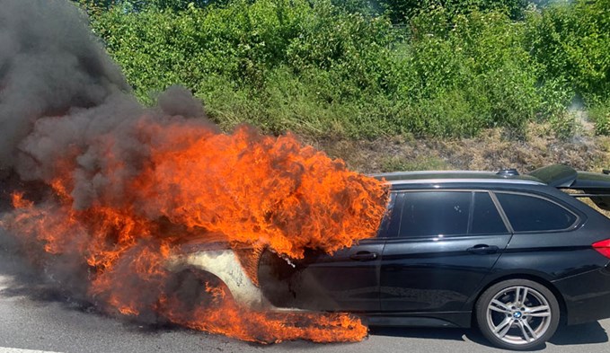 Am Wochenende brannte ein Auto auf der Autobahn bei Eich komplett aus. (Foto Staatsanwaltschaft Luzern)