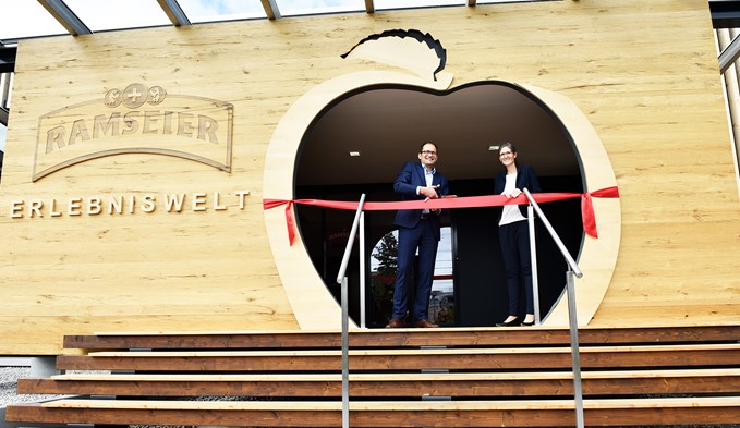 Christoph Richli, CEO der Ramseier Suisse AG, und Bauvorsteherin Ladina Aregger bei der offiziellen Inbetriebnahme der Erlebniswelt.  (Foto zvg)