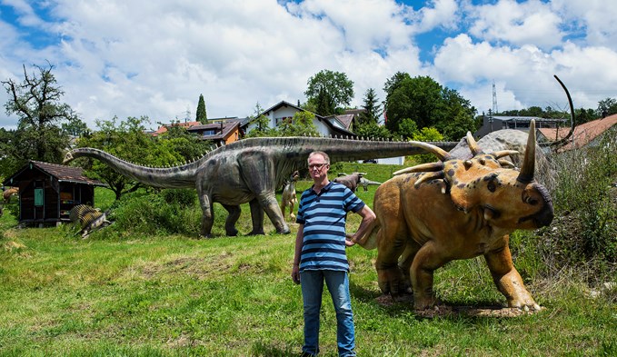 Er ist Herr über 60 Dinosaurierfiguren in Originalmassstab: Roger Adolfsen, Geschäftsführer der World of Dinosaurs Schweiz GmbH. (Foto Fabian Zumbühl)