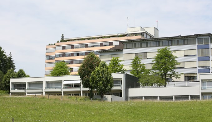 Das Luzerner Kantonsspital und vorgelagert das Haus für Pflege und Betreuung Seeblick. (Foto Ana Birchler-Cruz/archiv)