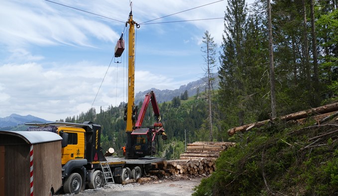 Spezialisierte Forstunternehmen für den Seilkran-Einsatz rüsten die Schadenflächen auf.  (Foto zvg)