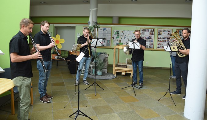 Eine Kleinformation der Feldmusik Triengen spielte im Betagtenzentrum Lindenrain in Triengen.  (Foto Thomas Stillhart)