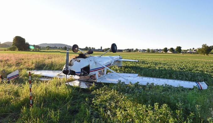 Am Freitagabend verlor ein Kleinflugzeug auf dem Flugplatz in Neudorf nach dem Start an Höhe. Bei der Landung überschlug sich das Flugzeug, zwei Personen wurden verletzt. (Foto zVg)