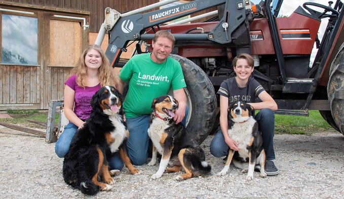 Dank den Hunden Amira, Lili und Jacky konnten Lorena und Tony Kaufmann sowie Lehrtochter Laila Marti die Tiere des Hofs Weiernheim rasch retten. (Foto Thomas Stillhart)