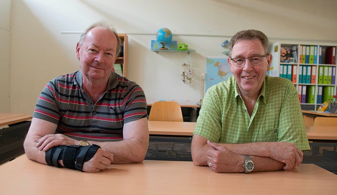 Hans Bürkli (links) und Sepp Kunz drückten vor 50 Jahren zusammen die Schulbank in diesem Schulzimmer bei Lehrer Josef Troxler.  (Foto Thomas Stillhart)