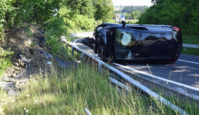 Der Sachschaden beim Unfall in Sempach beläuft sich auf ca. 18`000 Franken. (Foto Luzerner Polizei)