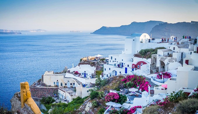 Griechenland, im Bild die Insel Santorini, steht bei den Reisefreudigen in diesem Jahr hoch im Kurs. (Foto Pixabay)