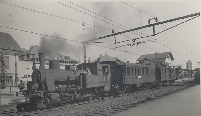 Zug der Sursee–Triengen-Bahn wartet im Bahnhof Sursee SBB auf die Abfahrt. Das Bild entstand vermutlich in den 1950er-Jahren. (Foto Friebel, Stadtarchiv Sursee)