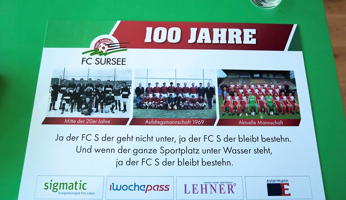 Jubiläumswürdige Tischsets mit Fotos von 1922, 1969 und 2019, dem legendären «FC-Sursee-Lied» sowie den treuen Hauptsponsoren.   (Foto Thomas Stillhart)
