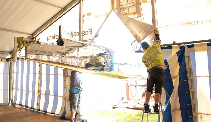 Im Zelt hinter der Scheune wird das Flugzeug fertig zusammengesetzt.  (Foto Thomas Stillhart)