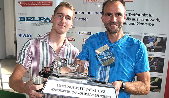 Der Beste im Lehrlingswettbewerb der Carrosseriespengler: Elias Kunz (18), zusammen mit seinem Chef Roman Schacher von der Carrosserie Schacher GmbH in Grosswangen. (Foto zVg)