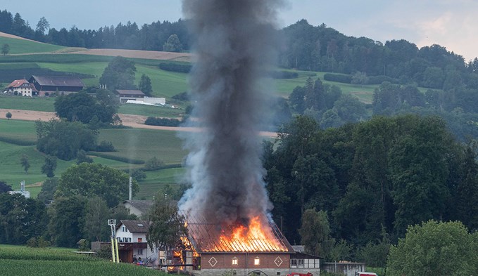 Die Scheune in Triengen brennt.  (Foto zvg)