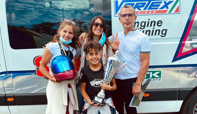 Der zehnjährige Tiziano Kuznini feiert seine Podiumsplatzierung an der Europa-Kart-Meisterschaft 2020 in Frankreich mit seiner Familie. (Foto ZVG)