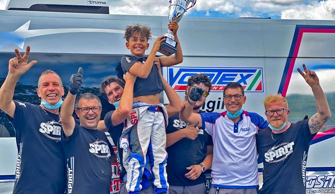 Tiziano wird von Trainer Ken Allemann in die Luft gehoben und von weiteren Mitgliedern des Spirit-Karting-Teams gefeiert. (Foto ZVG)