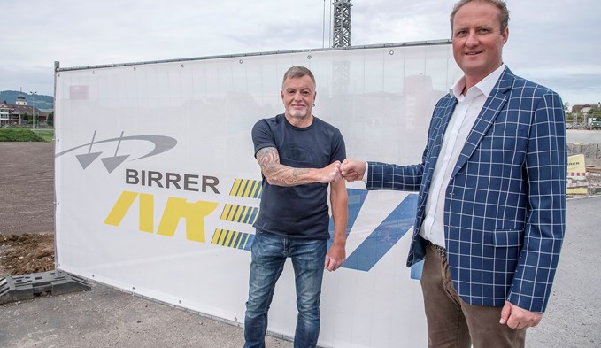 Cornel Amstutz, Präsident des FC Knutwil, besiegelte vergangene Woche den Vertrag mit Reto Birrer (rechts) von der Namensgeberin Birrer Bauunternehmung AG. (Foto Thomas Stillhart)