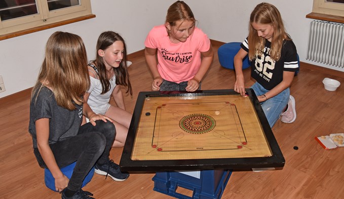 Vier Besucherinnen des «JugendRAUMS» spielten am Freitagabend mit einem der bisher vorhandenen Spielgeräten. (Foto Sarah Amrein)