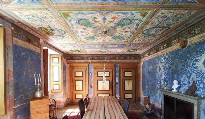 Im Esszimmer fühlen sich die Gäste durch die Fresken und den Kamin in die Mitte des 19. Jahrhunderts versetzt.  (Foto Stefan Fischer)