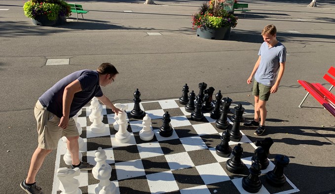 Bei sommerlichen Wetter weihte der Schachclub Sursee das neue Gartenschach auf dem Martigny-Platz ein. (Foto zVg)