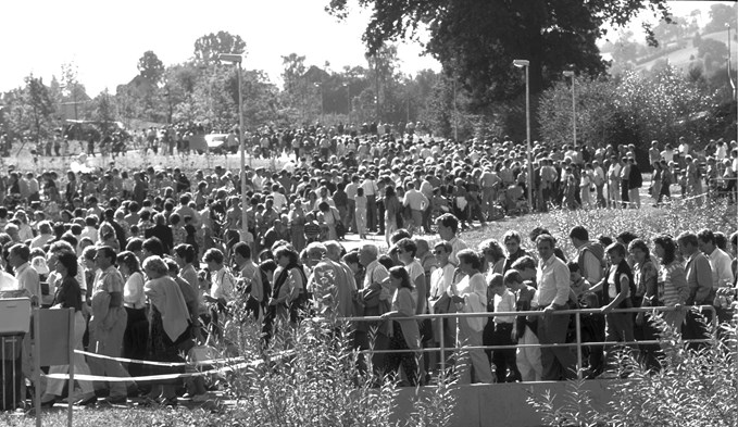 Besucherinnen und Besucher am Eröffnungsfest 1990. (Foto zvg)