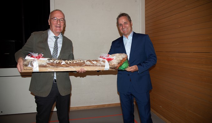 Marcel Morf überreichte seinem Nachfolger Meinrad Müller eine symbolische Schaufel aus Brot. (Foto Livia Kurmann)