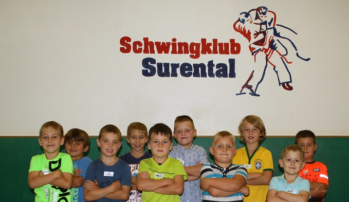 Zehn potenzielle Nachwuchsschwinger nahmen am Schnuppertag in der Schwinghalle St. Georg in Sursee teil. (Foto zVg)