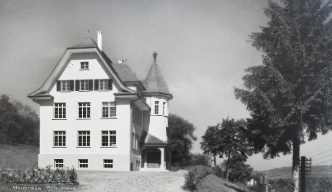 Das Mauenseer Schulhaus wurde anno 1986 erbaut. Zeitpunkt der Fotoaufnahme unbekannt. (Foto Stadtarchiv Sursee)