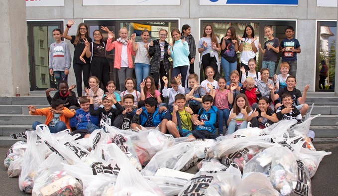 Die Stadtschulen Sursee kämpften am Clean Up Day gegen Littering. Auf dem Bild: Die 5. und 6. Klasse des Schulhauses Kotten in Sursee. (Foto Livia Kurmann)