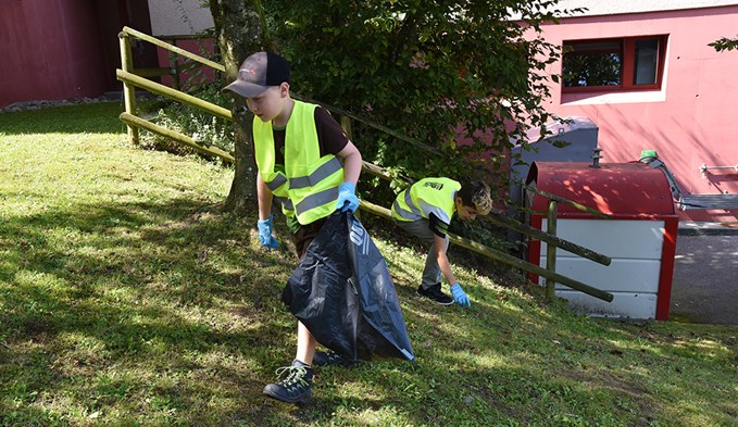 Die Mauenseer Schüler lasen am Clean Up Day eifrig Abfall auf. (Foto Livia Kurmann)